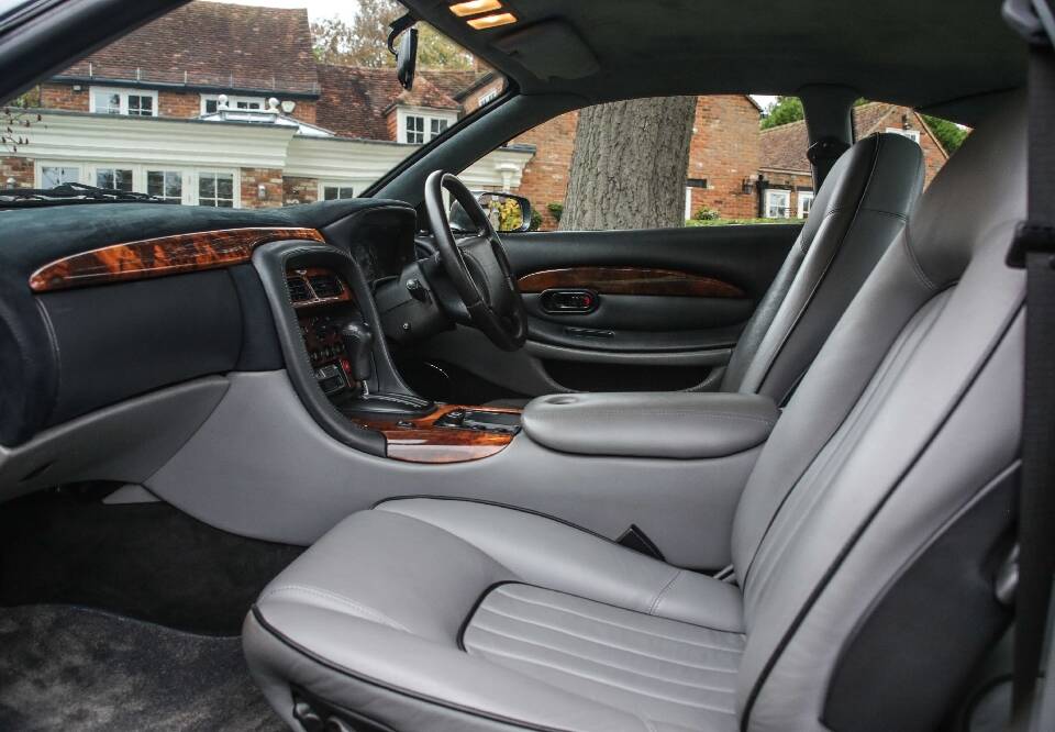 Image 21/34 of Aston Martin DB 7 (1999)