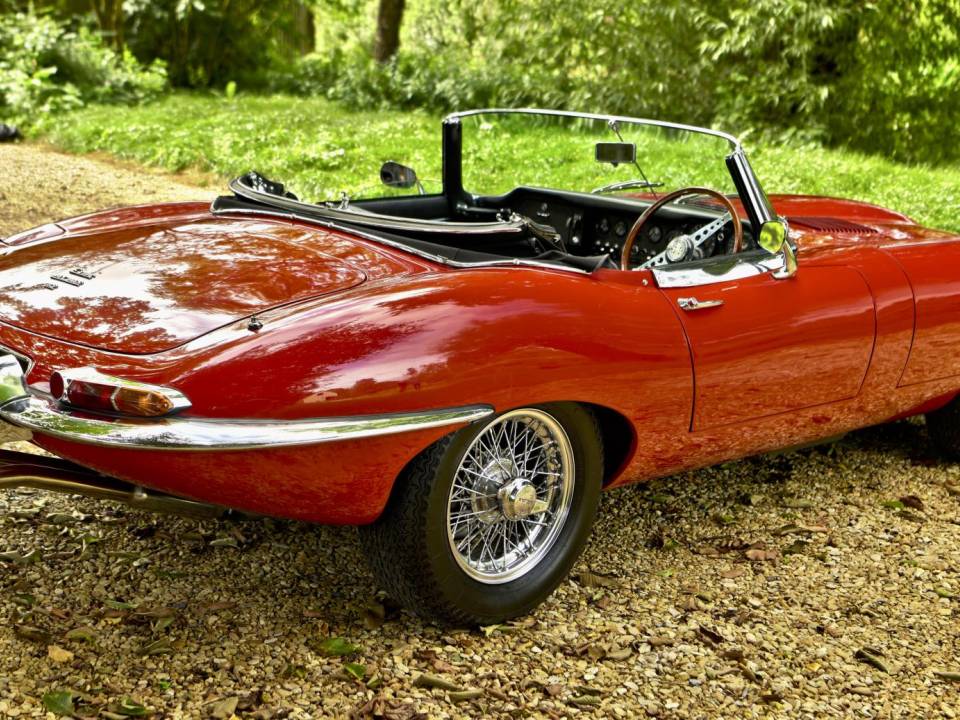Image 14/50 de Jaguar E-Type (1968)