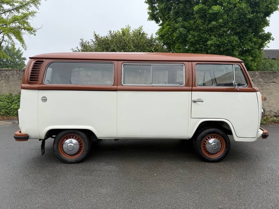 Bild 18/18 von Volkswagen T2b Kleinbus (1979)