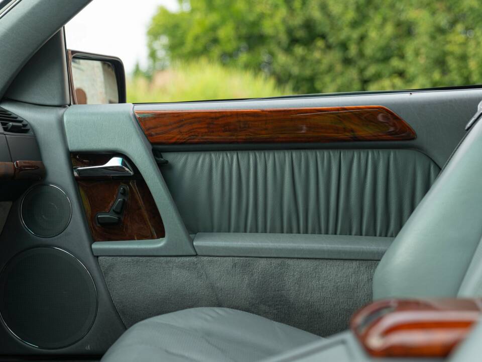 Image 31/50 of Mercedes-Benz SL 320 (1995)