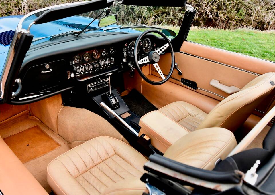 Image 2/14 of Jaguar E-Type V12 (1974)