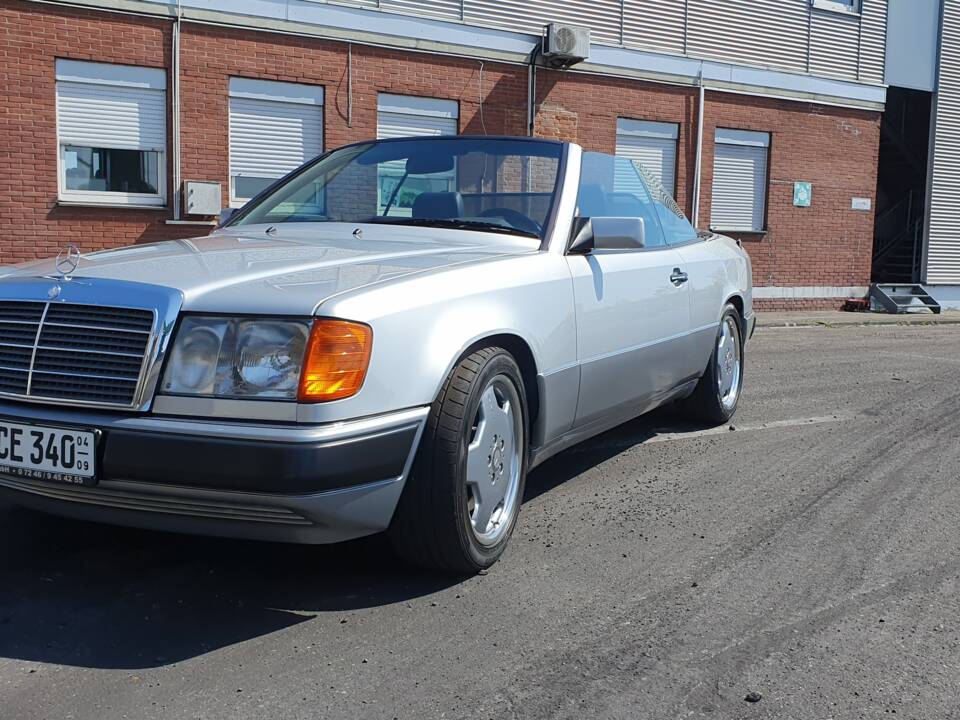 Imagen 30/94 de Mercedes-Benz 300 CE-24 3.4 AMG (1992)