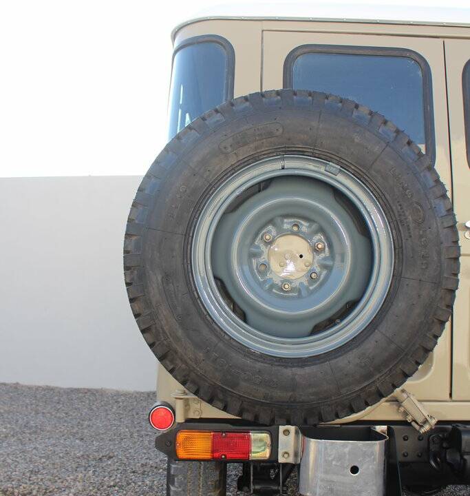 Image 5/8 of Toyota Land Cruiser FJ 40 (1979)