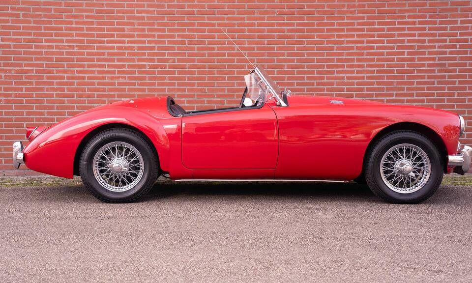 Image 8/8 of MG MGA 1500 (1956)