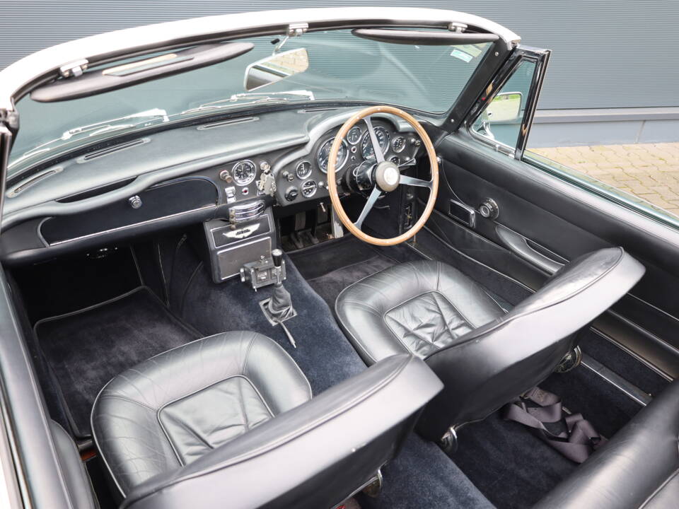 Image 8/24 of Aston Martin DB 6 Volante (1967)