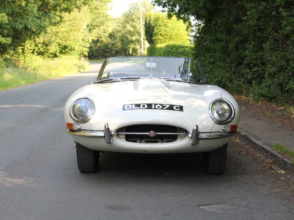 Image 2/18 of Jaguar E-Type 4.2 (1965)