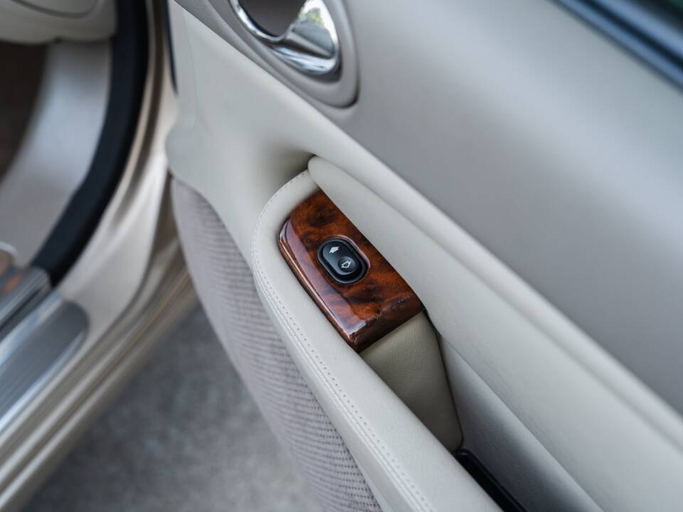 Image 34/91 de Jaguar XK8 4.0 (2000)