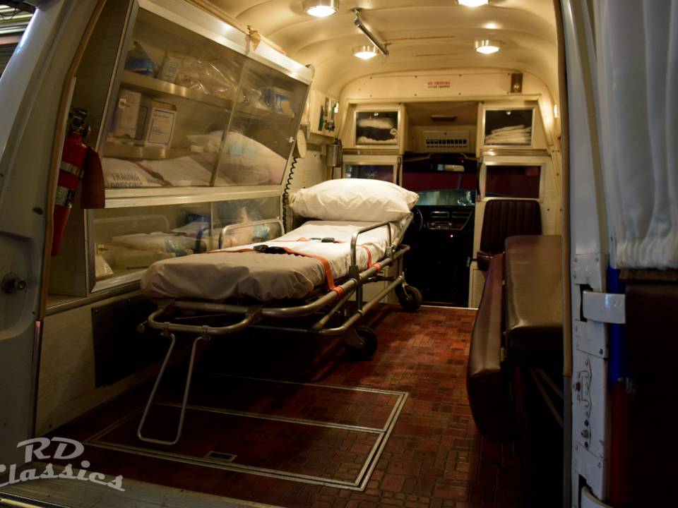 Image 16/50 of Cadillac Fleetwood 60 Ambulance (1975)