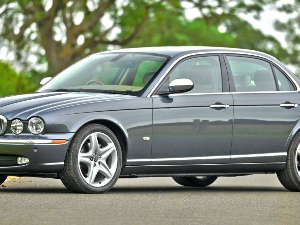 Image 7/50 of Jaguar XJ 8 4.2 (2007)