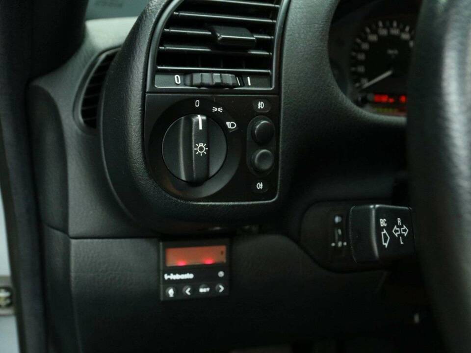 Immagine 22/50 di BMW 328i (1997)