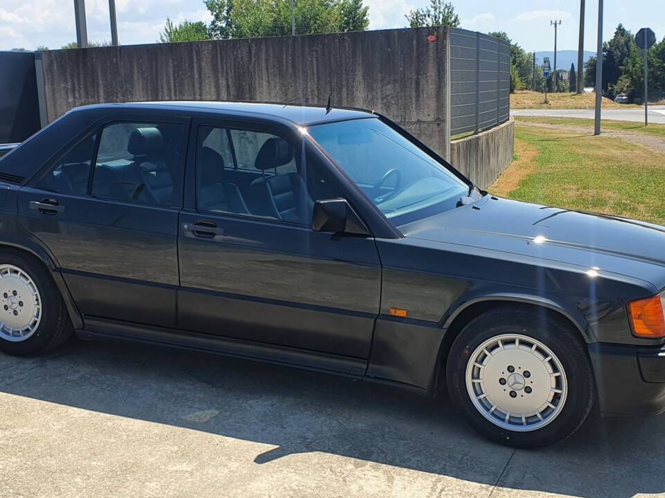 Imagen 3/30 de Mercedes-Benz 190 E 2.5-16 (1989)