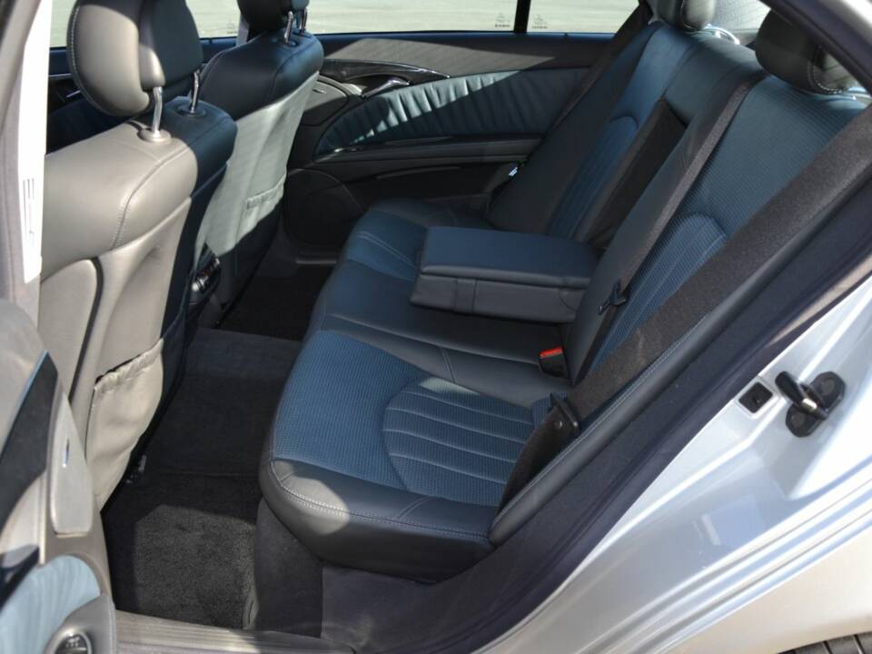 Imagen 25/100 de Mercedes-Benz E 55 AMG (2003)