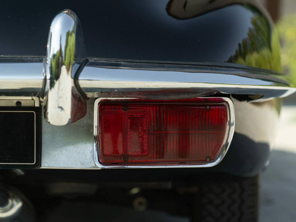 Image 14/50 de Jaguar E-Type (1968)