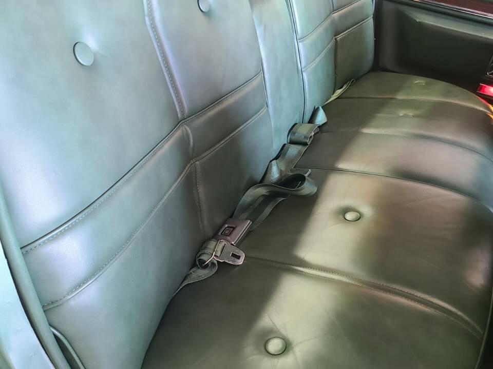 Image 16/18 of Cadillac Sedan DeVille (1971)