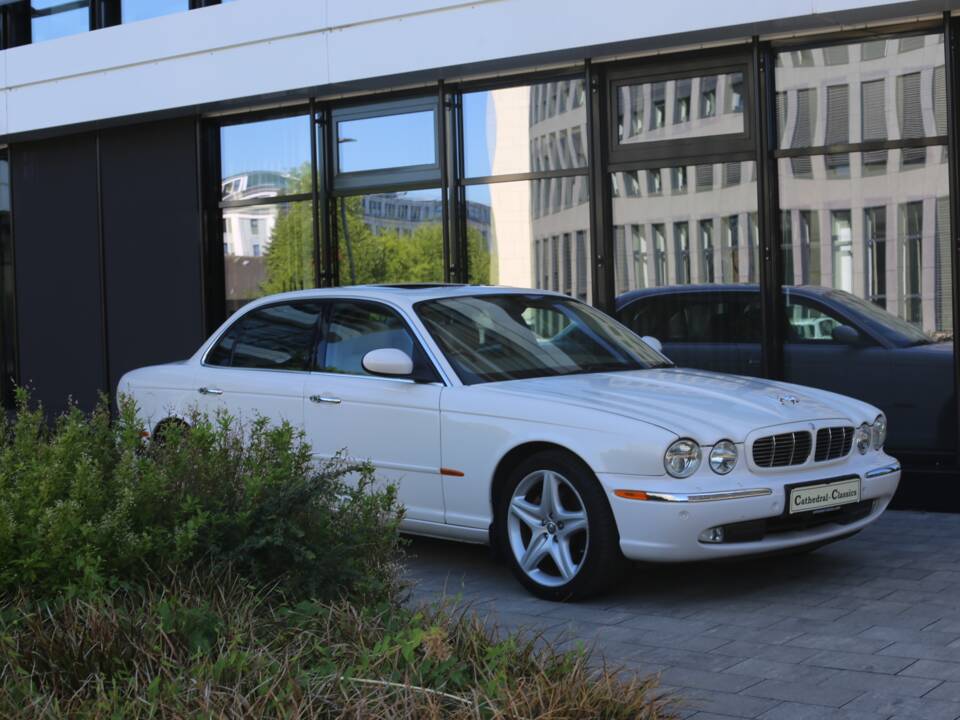 Imagen 24/77 de Jaguar XJ 8 4.2 (2005)