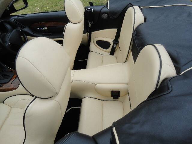 Image 18/30 de Aston Martin DB 7 Vantage Volante (2003)