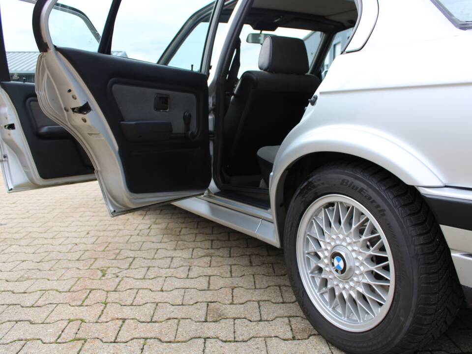 Image 14/32 de BMW 325ix (1990)