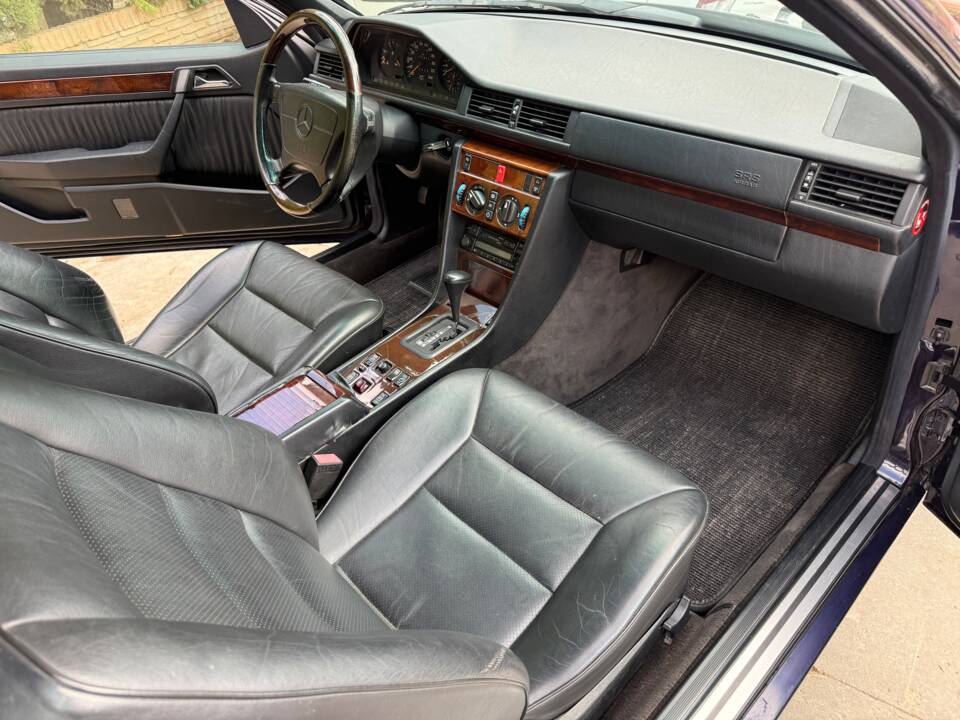 Image 24/30 of Mercedes-Benz E 200 "Final Edition" (1997)