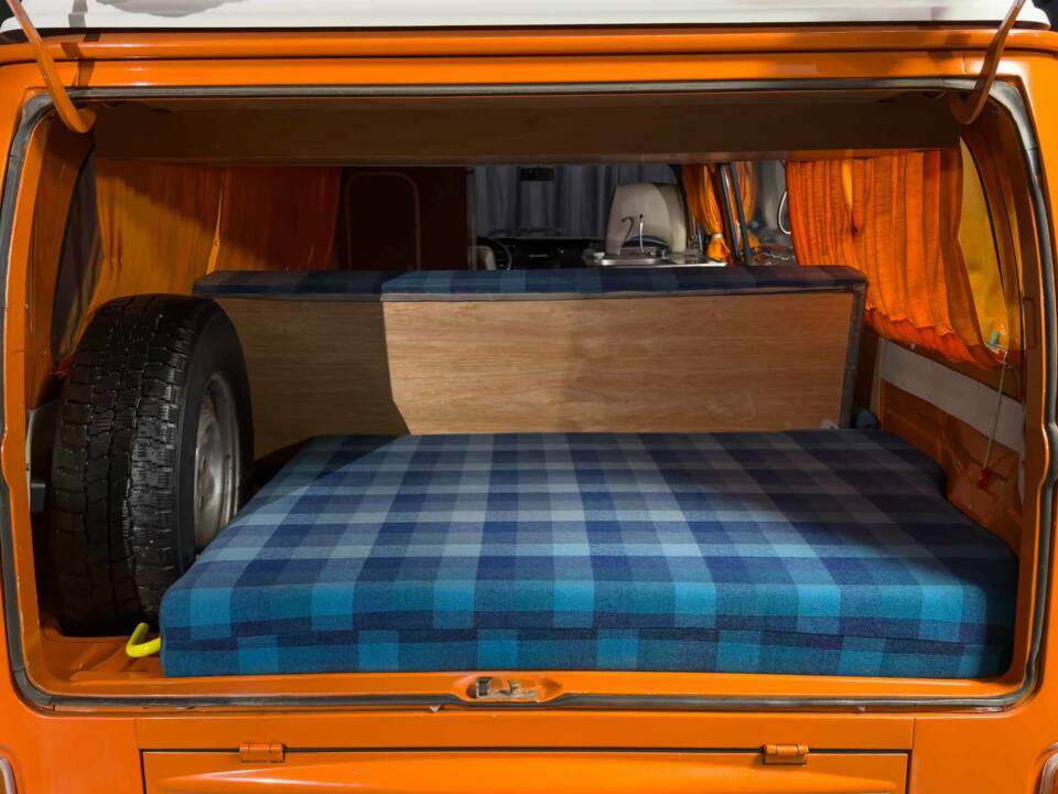 Image 40/59 of Volkswagen T2b Westfalia (1973)