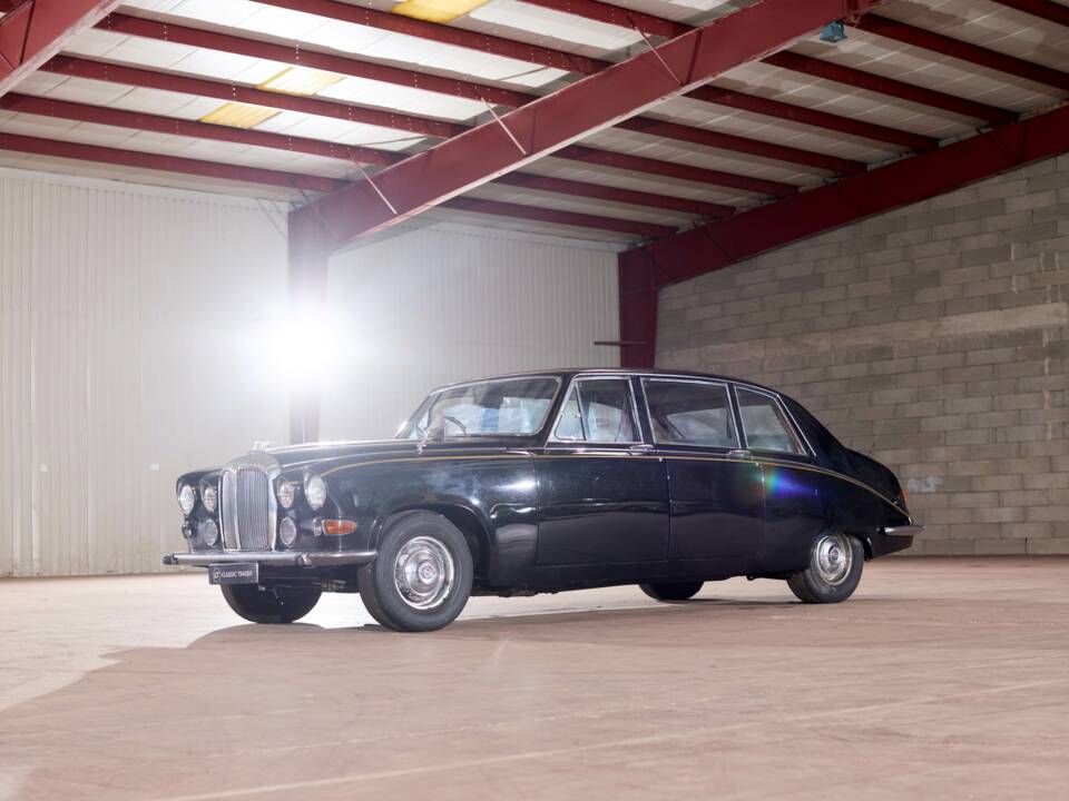 Image 3/70 of Daimler DS 420 (1976)