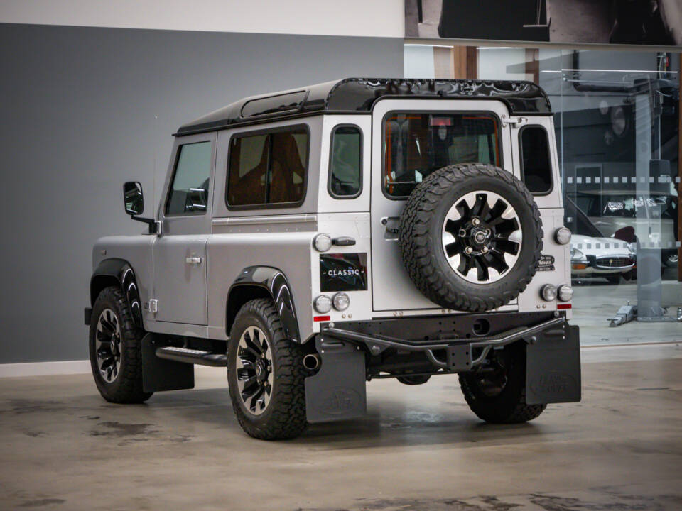 Immagine 9/36 di Land Rover Defender 90 Works V8 &quot;70th Edition&quot; (2015)