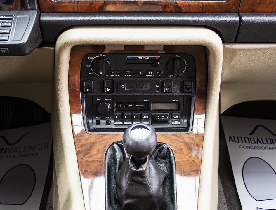 Immagine 17/33 di Jaguar XJ 40 3.2 (1991)