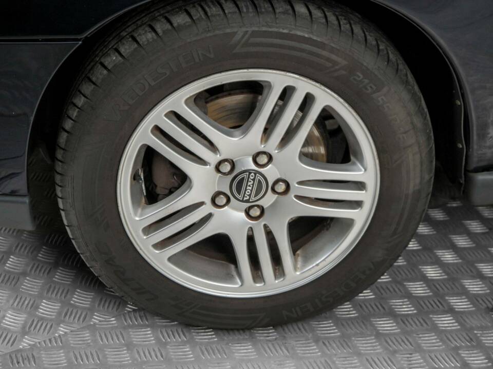 Bild 21/48 von Volvo V 70 2.4 (2006)