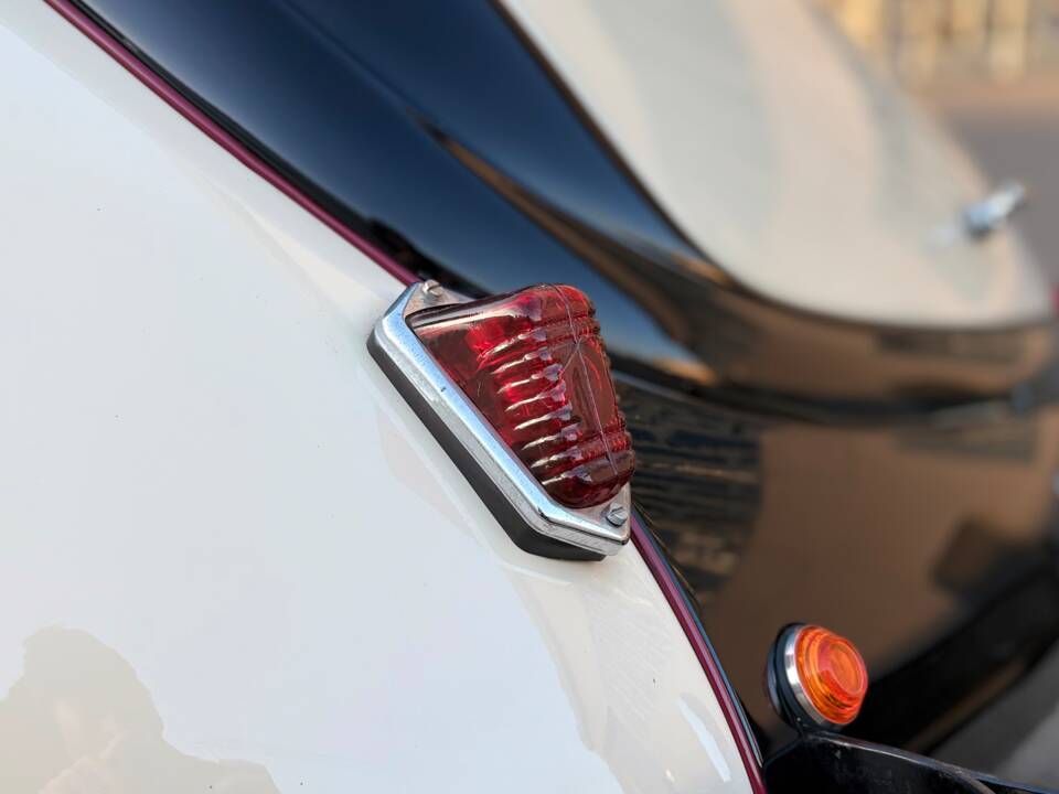 Image 16/26 de Ford V8 Deluxe Club Cabriolet (1937)