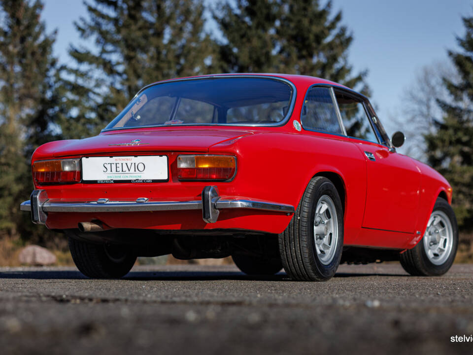 Image 13/43 of Alfa Romeo 2000 GT Veloce (1972)