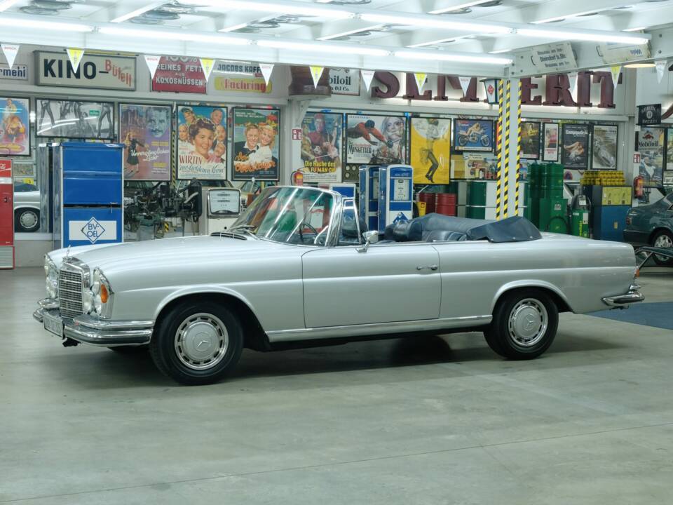 Image 2/50 of Mercedes-Benz 280 SE 3,5 (1970)