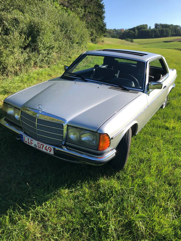 Afbeelding 1/53 van Mercedes-Benz 230 CE (1984)
