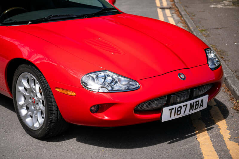 Image 8/33 of Jaguar XK8 4.0 (1999)