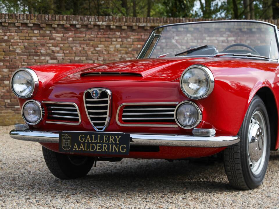 Image 36/50 of Alfa Romeo 2600 Spider (1962)