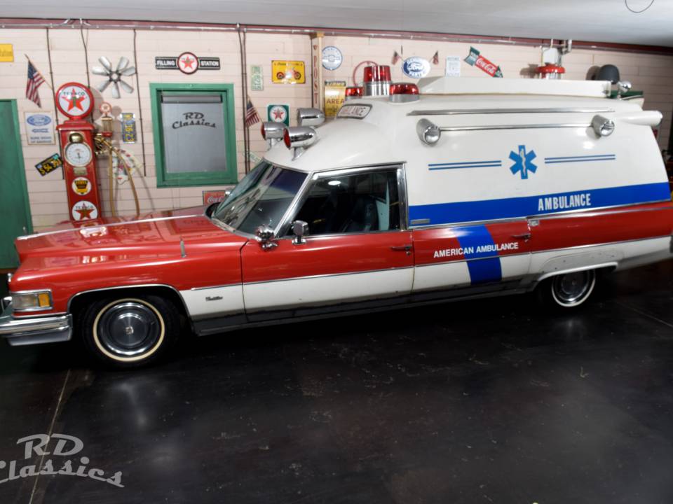 Image 2/50 de Cadillac Fleetwood 60 Ambulance (1975)