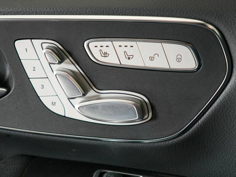 Image 8/35 of Mercedes-Benz V 300 d 4MATIC (2025)