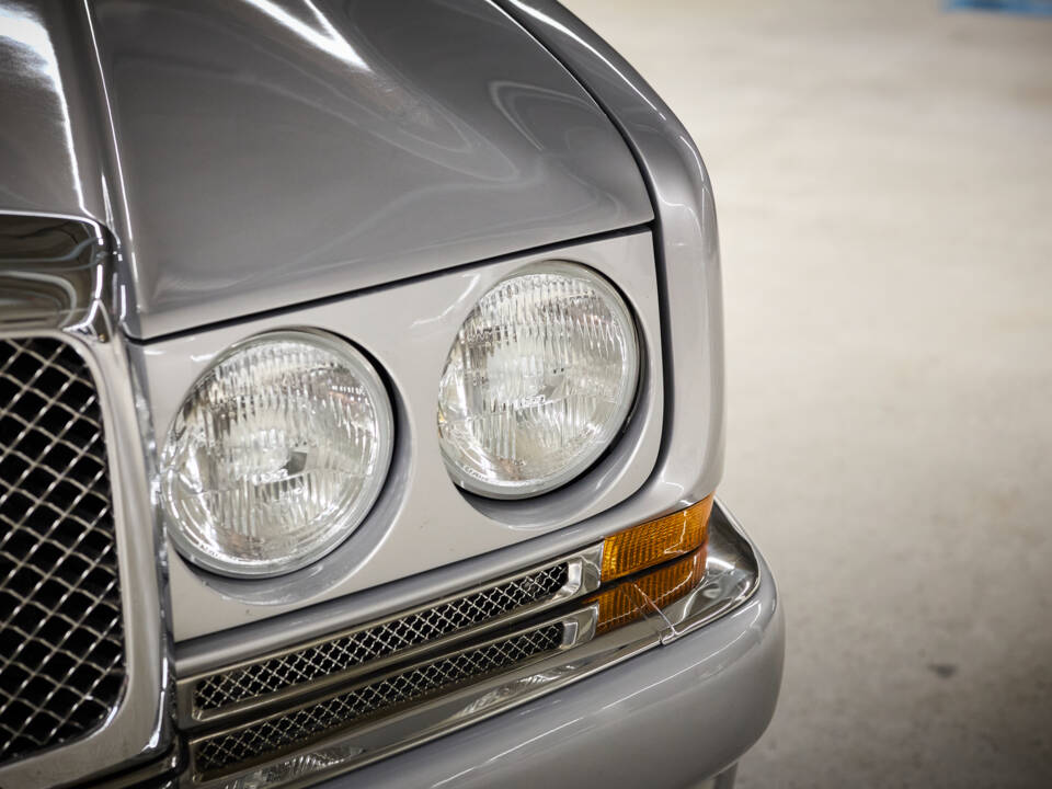 Image 18/77 of Bentley Azure (2001)