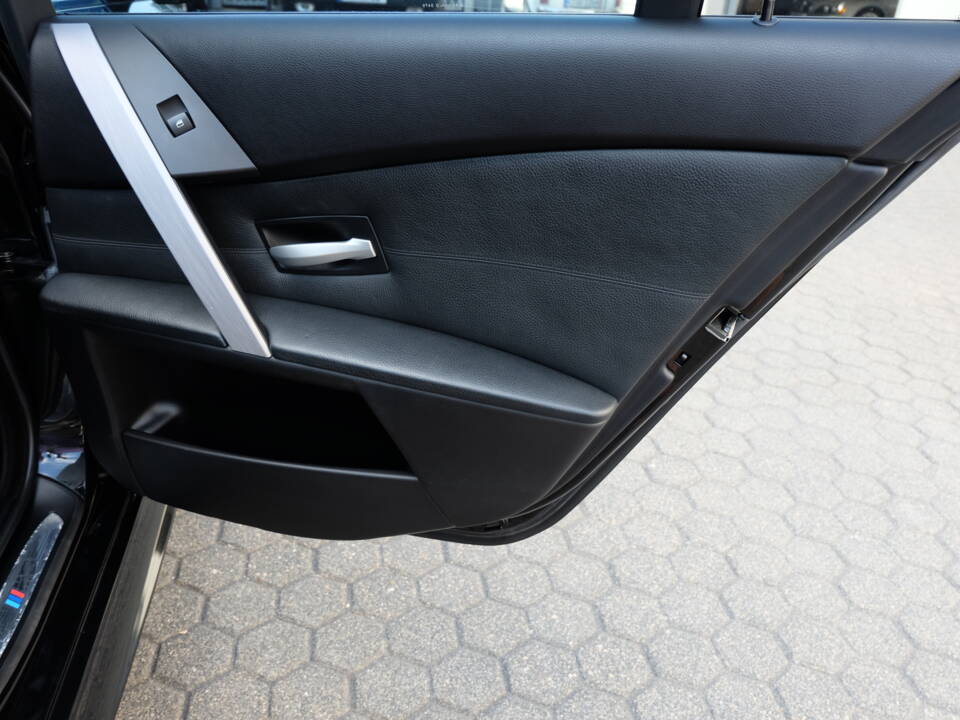 Image 42/51 of BMW M5 (2007)