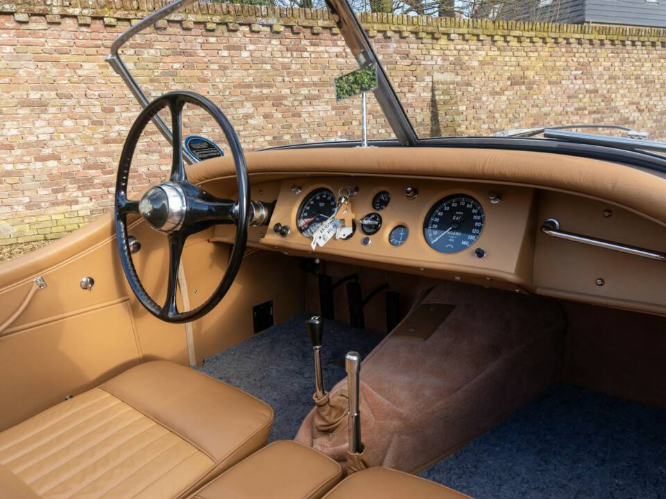 Image 27/50 of Jaguar XK 120 OTS (1952)