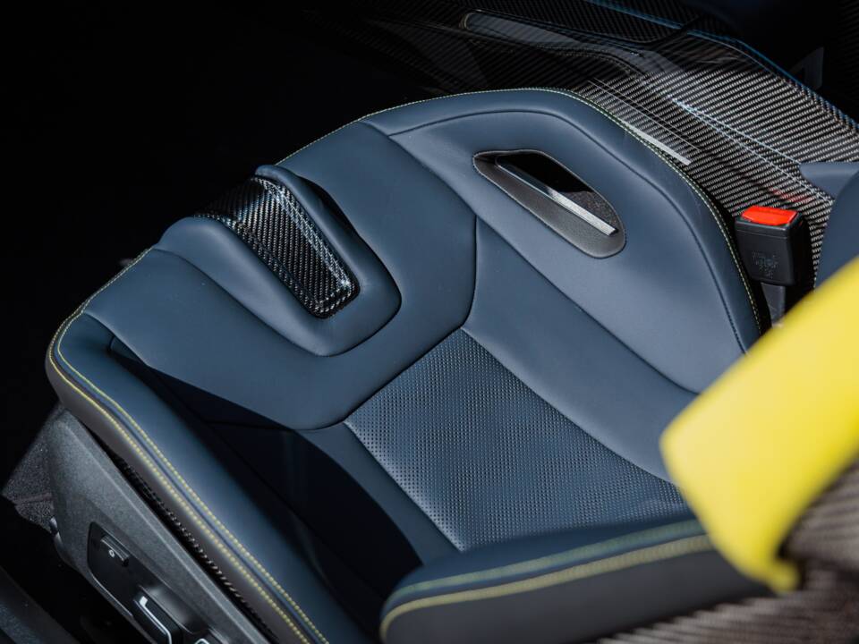 Image 24/47 of BMW M4 CS (2025)