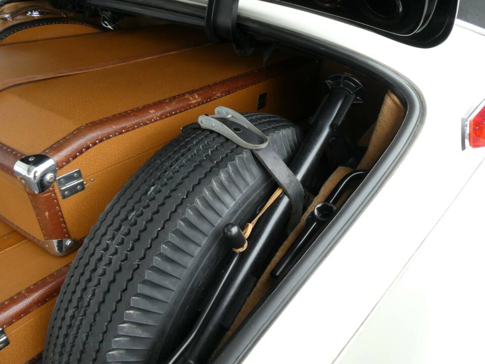 Immagine 23/33 di Mercedes-Benz 300 Sc Cabriolet A (1957)