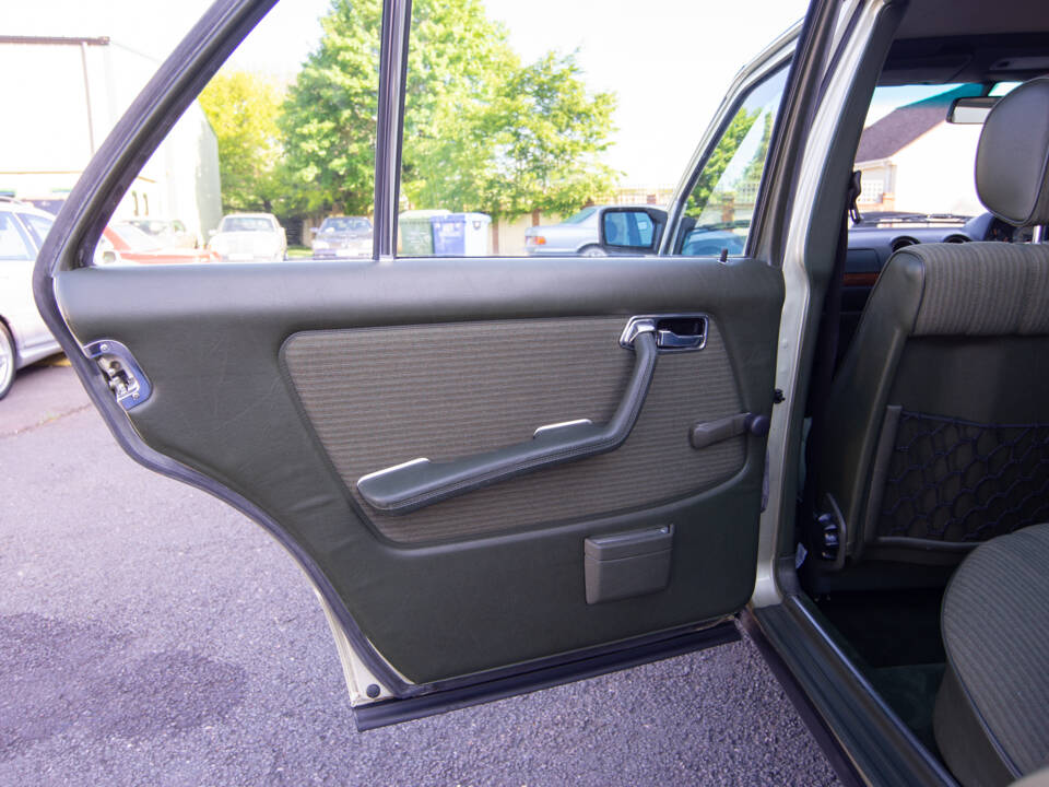 Immagine 17/29 di Mercedes-Benz 280 E (1983)