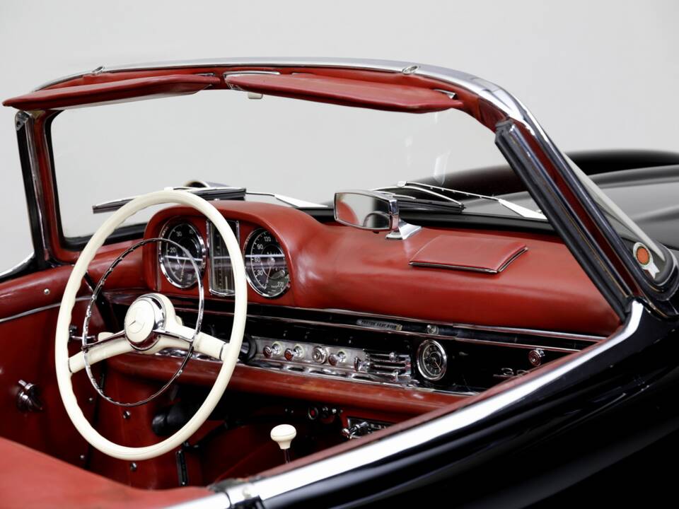 Image 18/29 of Mercedes-Benz 300 SL Roadster (1959)