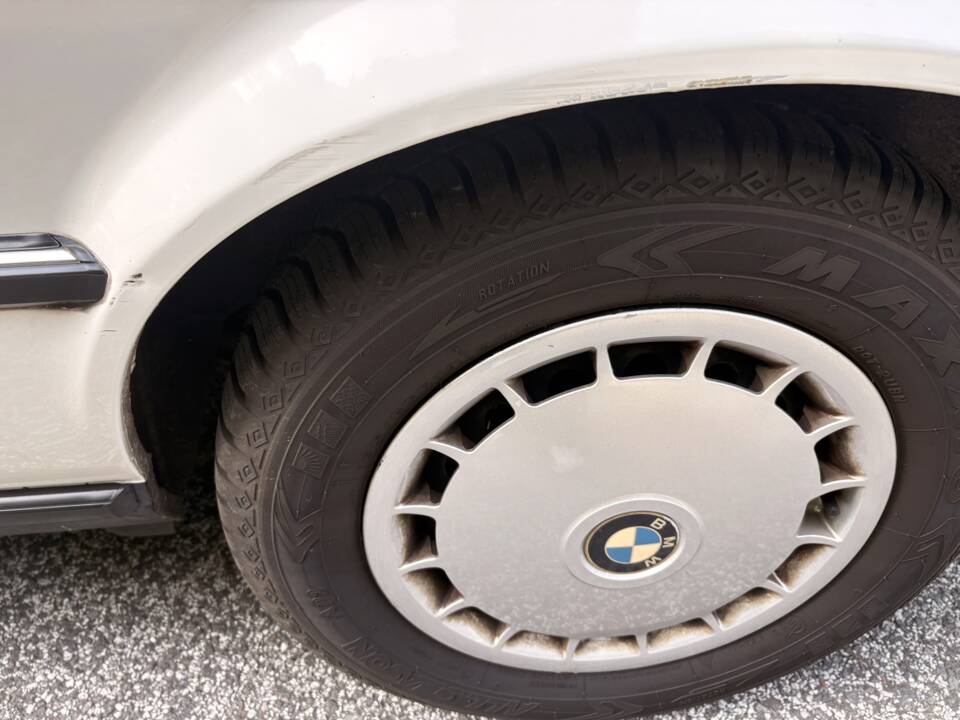 Immagine 64/75 di BMW 320i (1988)