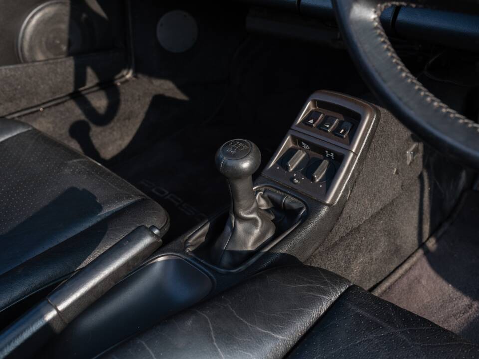 Bild 38/56 von Porsche 911 Carrera 4 (1990)