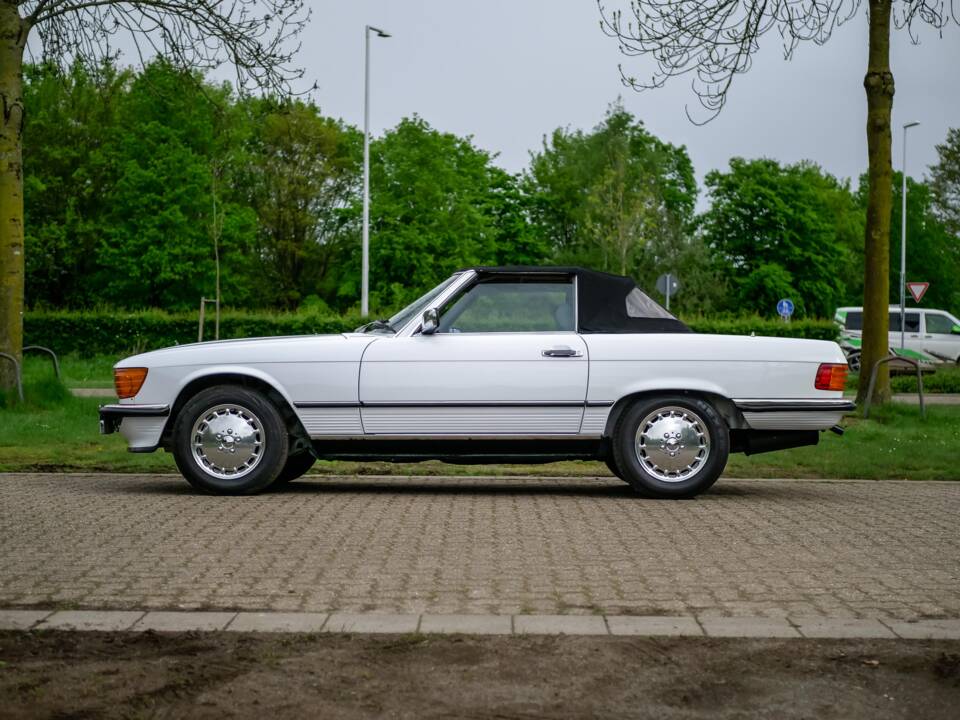 Imagen 7/32 de Mercedes-Benz 560 SL (1986)