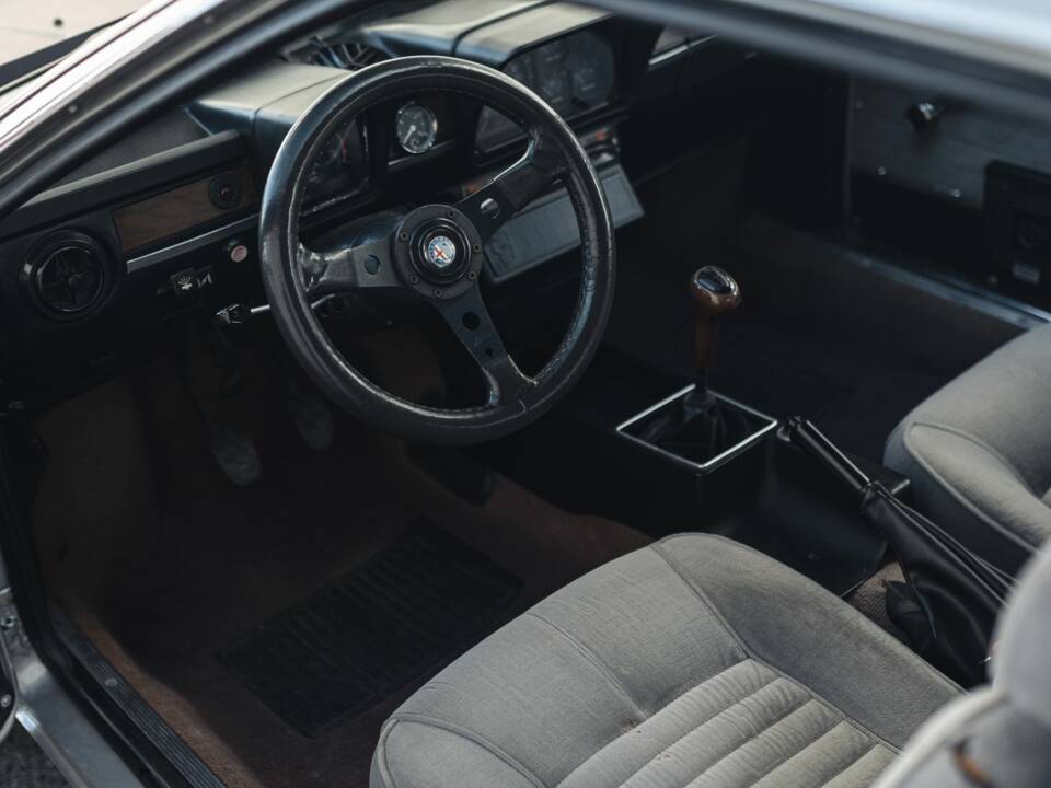 Bild 24/38 von Alfa Romeo Alfetta GTV 2.0 Turbodelta (1977)