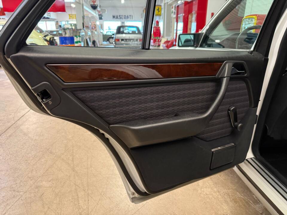 Bild 14/20 von Mercedes-Benz 250 D Turbo (1991)