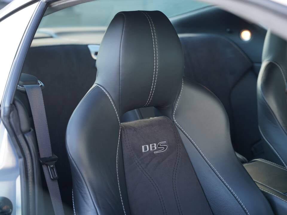 Immagine 17/50 di Aston Martin DBS (2011)