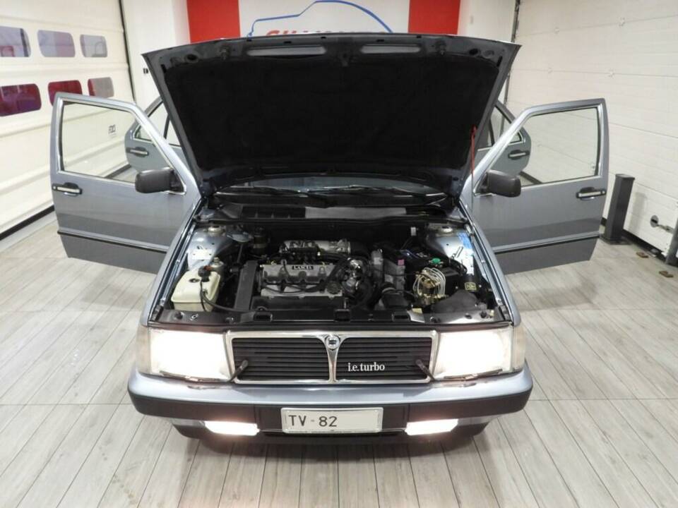 Bild 8/10 von Lancia Thema I.E. Turbo 16V (1989)