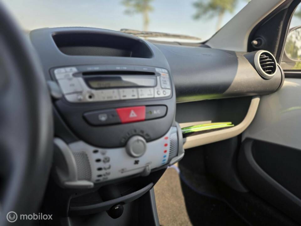 Image 17/32 of Peugeot 107 (2009)